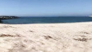 Sex mit seiner heißen Tussi an einem sonnigen öffentlichen Strand
