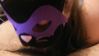 Oralsex mit molliger maskierter Frau die einen Schwanz lutscht